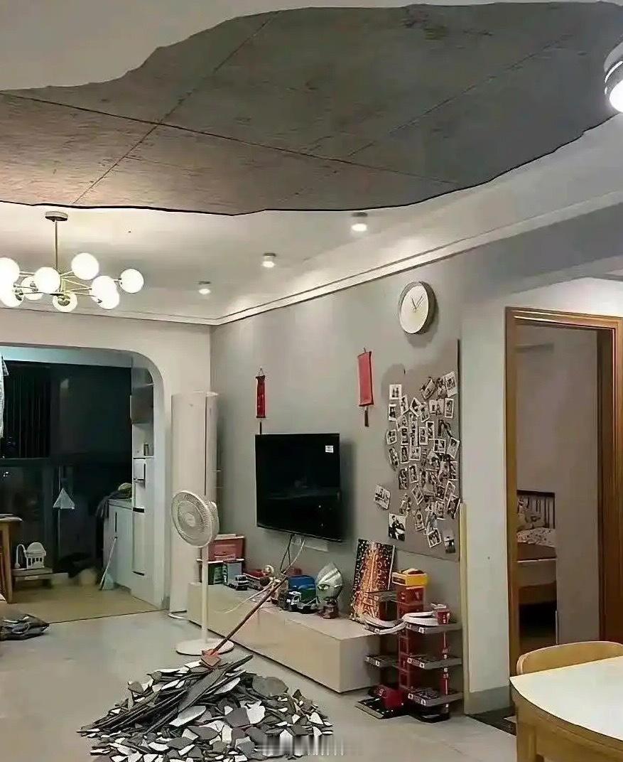 买个菜回家！天塌了！请问楼上有没有责任？？可以找他赔偿吗？