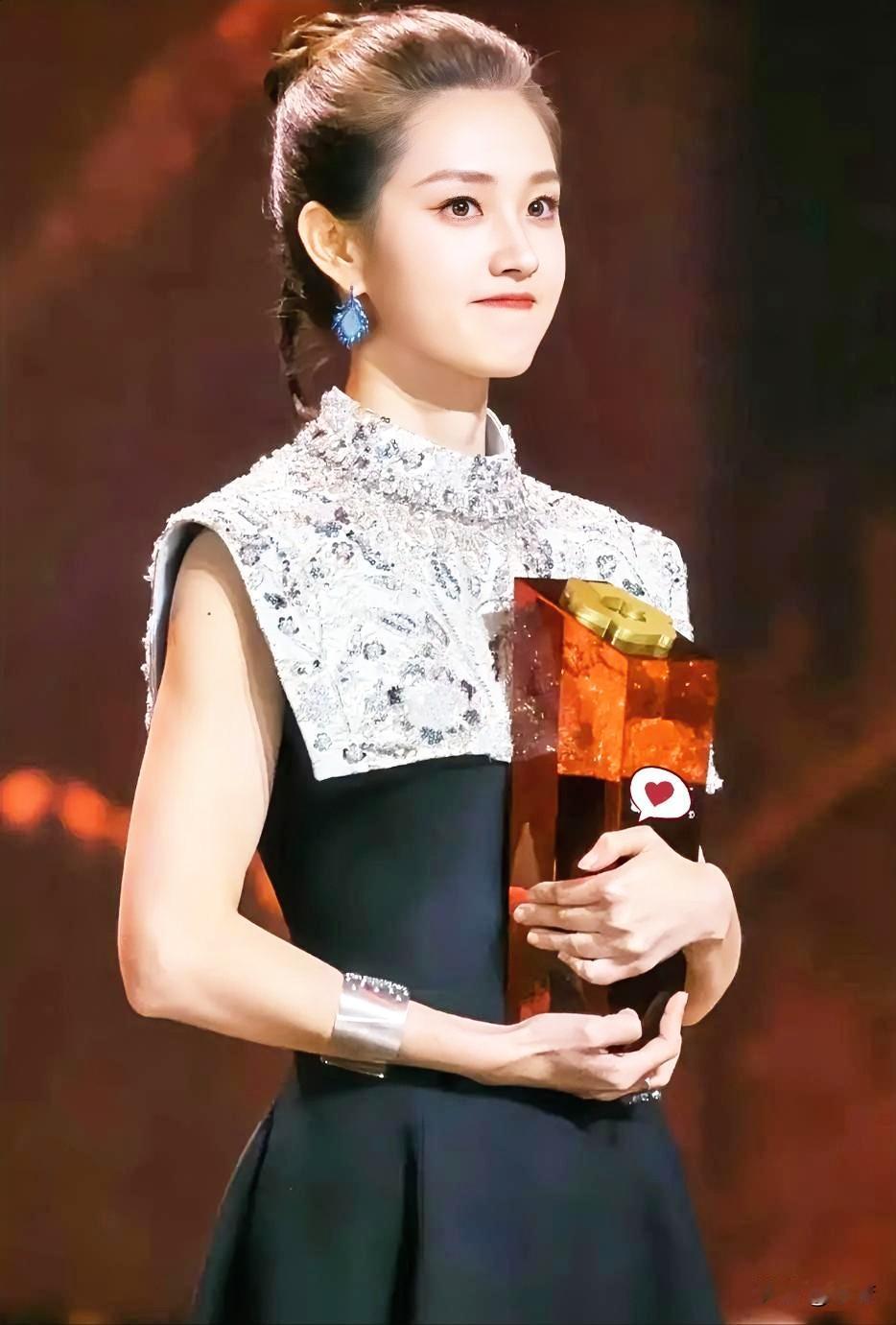 我敢说大家肯定早就发现了郭宇欣有一个特别严重的问题那就是她的戏路也太宽了吧