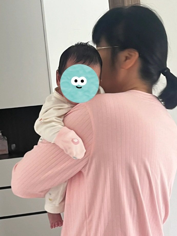 没有亲妈滤镜，感觉女儿好丑怎么办姑姑亲了一口宝宝差点都会说话了