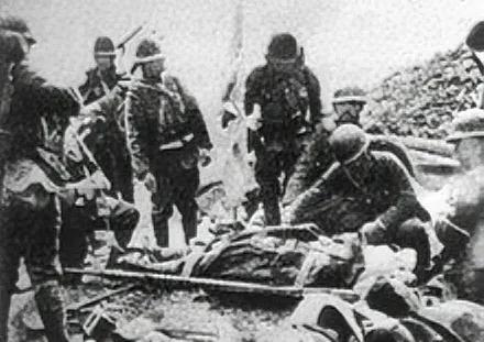1939年，日本大佐饭野贤十杀人取乐，连杀8名中国士兵，正要开枪击杀第9人的时候