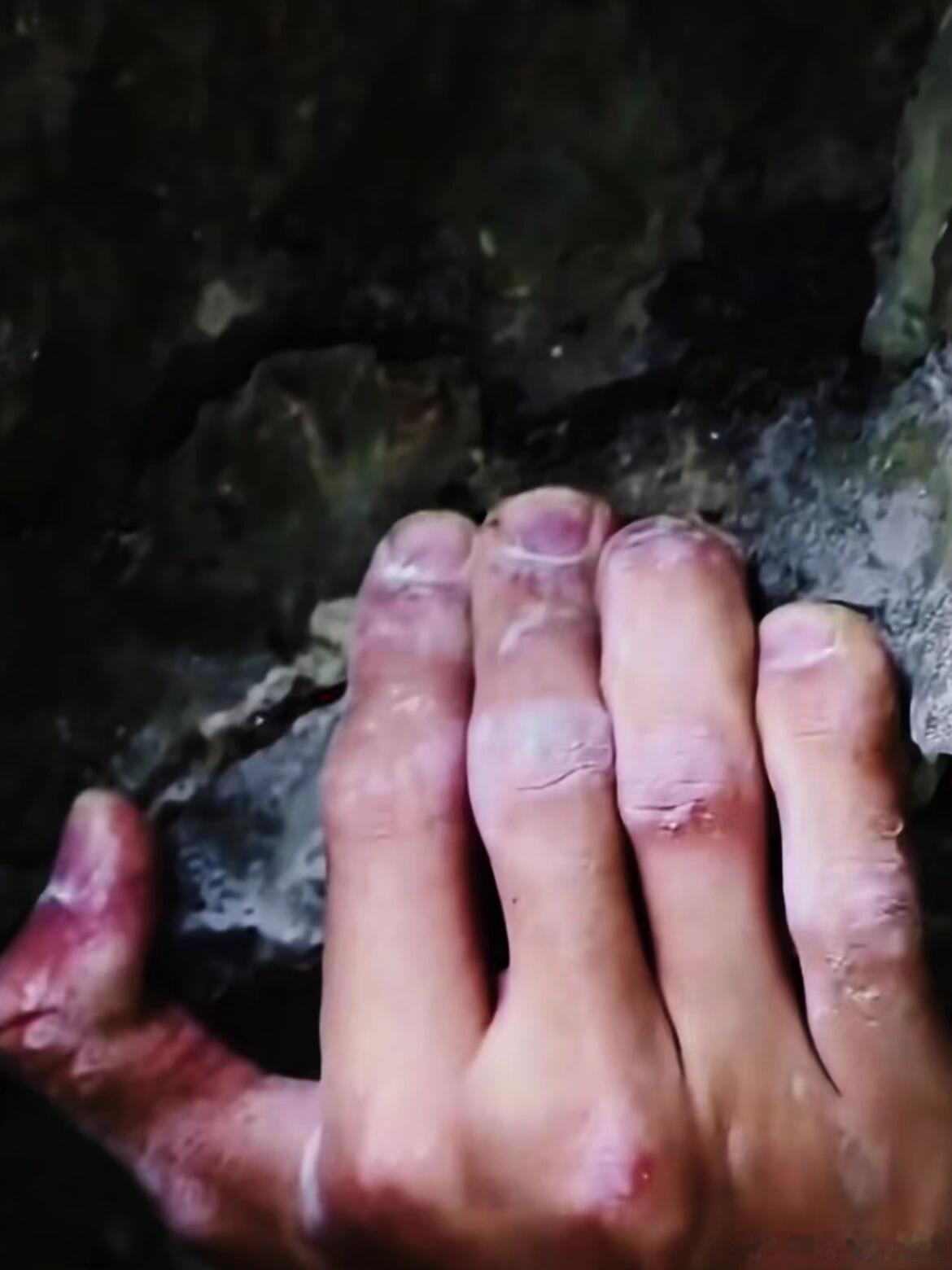 p1是王一博开始攀岩后的手p2是王一博以前的手