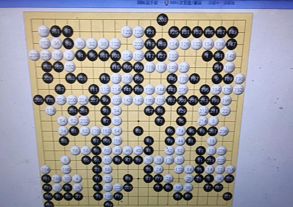 他用了围棋教科书里最鄙视的“愚形三角”，屠掉了李昌镐的大龙。这不是普通比赛，是