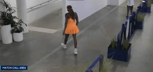 这脾气是真暴躁，网球名将高芙止步澳网8强后疯狂砸球拍!在刚刚结束的澳网女单1