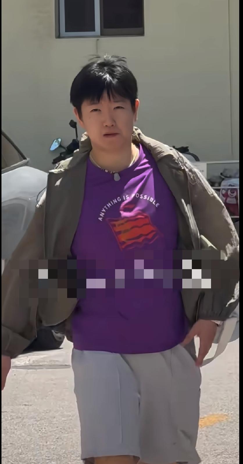 刷到孙颖莎下训画面刚结束训练的莎莎走出场地，大太阳底下慢悠悠走着。紫色短袖