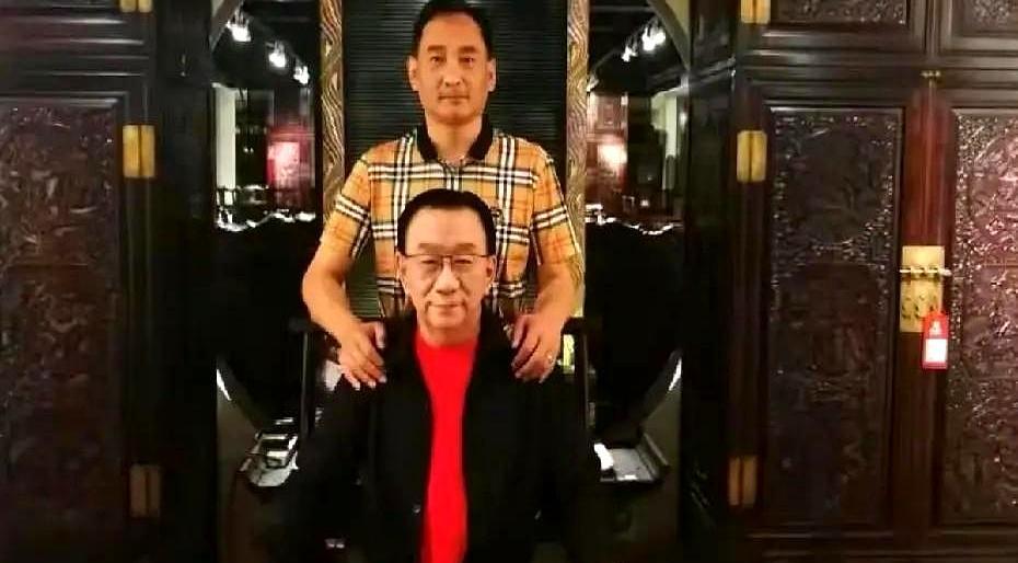 谢雷直播里直接开炮，说师父侯耀华花了他上百万元，结果教的就一句“花别人钱不心疼”