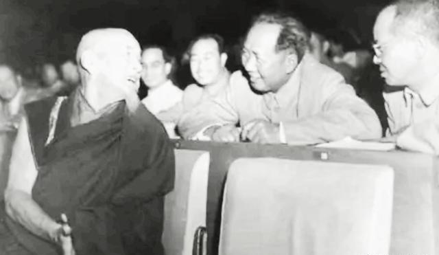 毛主席问高僧喜饶嘉措：人生真有轮回吗？对方的回答让主席连连称赞！青海的风没什