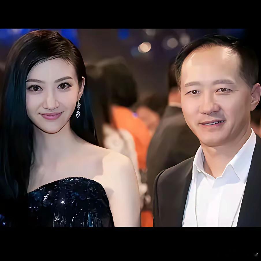 景甜这位人间富贵花叫第一任男友毁了，认识对方的时候16岁。对方拿钱砸资源。娱乐公