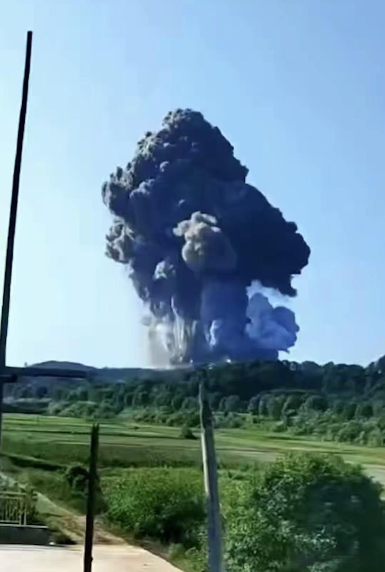 湖南一烟花厂发生爆炸，现场出现巨大黑烟，在底下的评论区里，行业人士写的一句