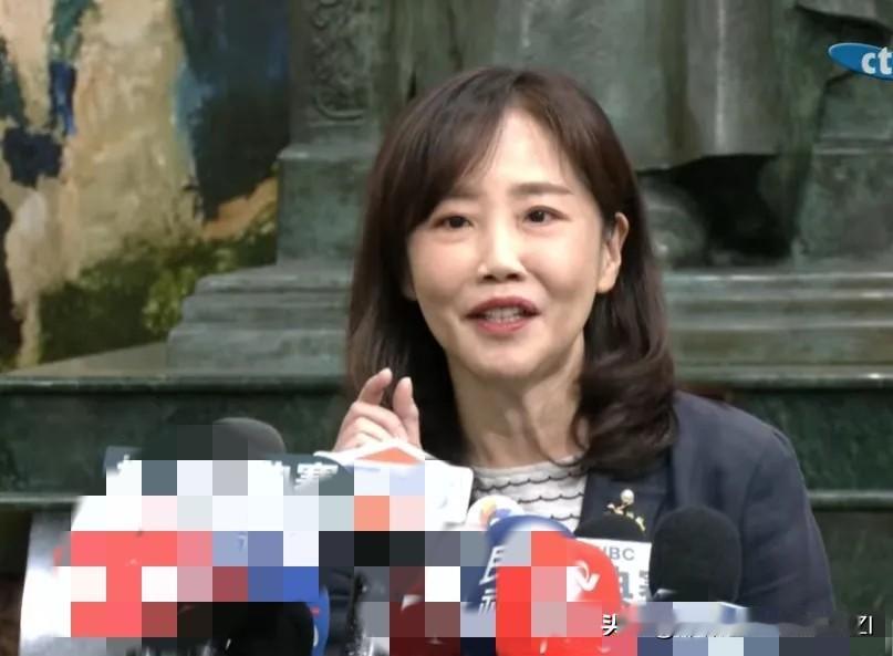 尹乃菁上任首秀:支持卢秀燕“三点部署论”，不要忽视战争可能性。尹乃菁今天正式接