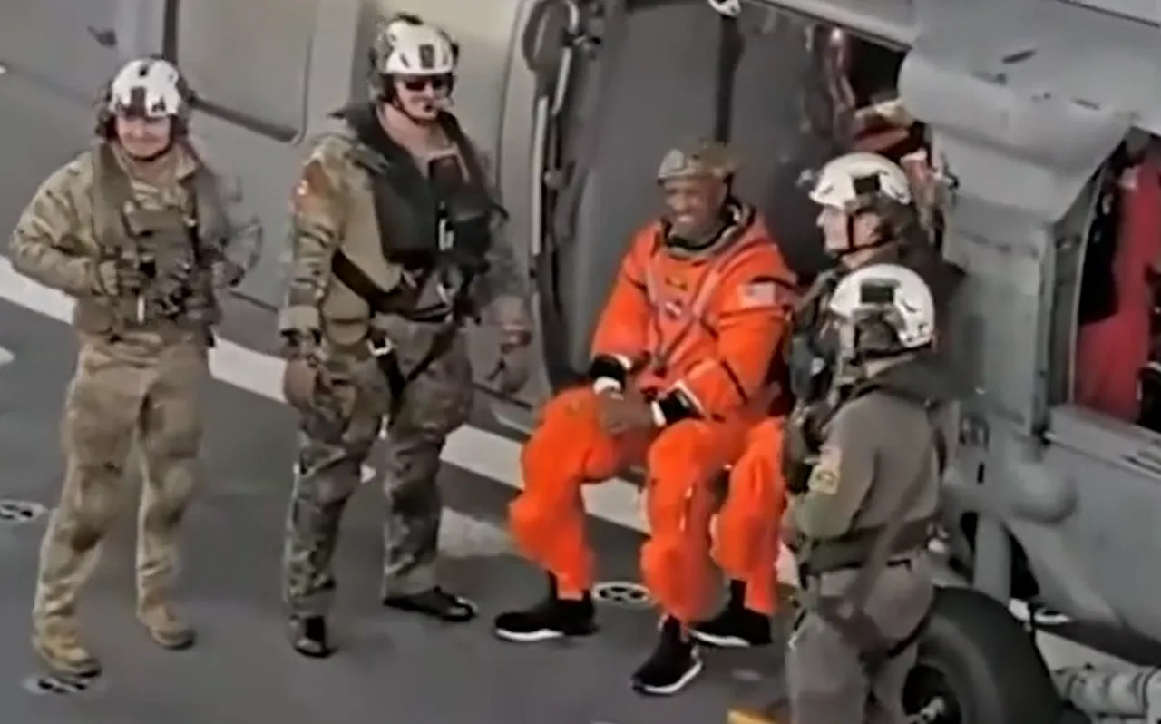 美国那四个宇航员回来了，排面整得挺大。你猜怎么着？人家是自己从飞船里“走”出来的