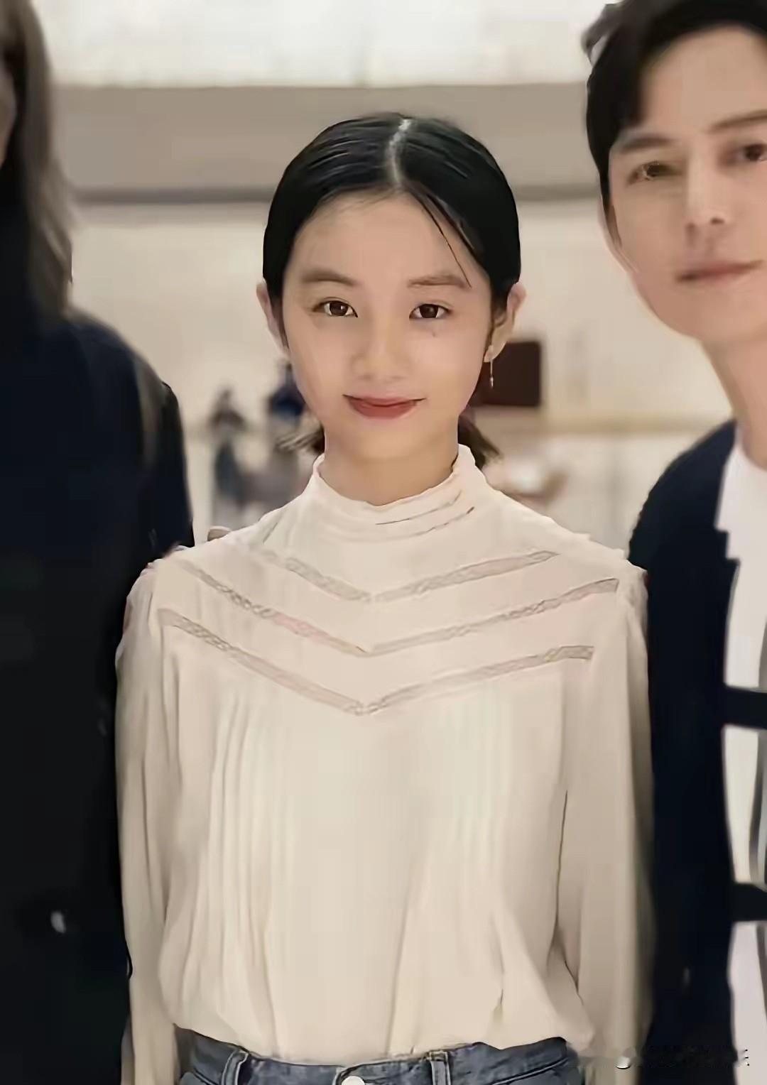 黄磊估计肠子都悔青了，多多去了国外留学穿搭变得很开放，眼神都不一样了。网上吵