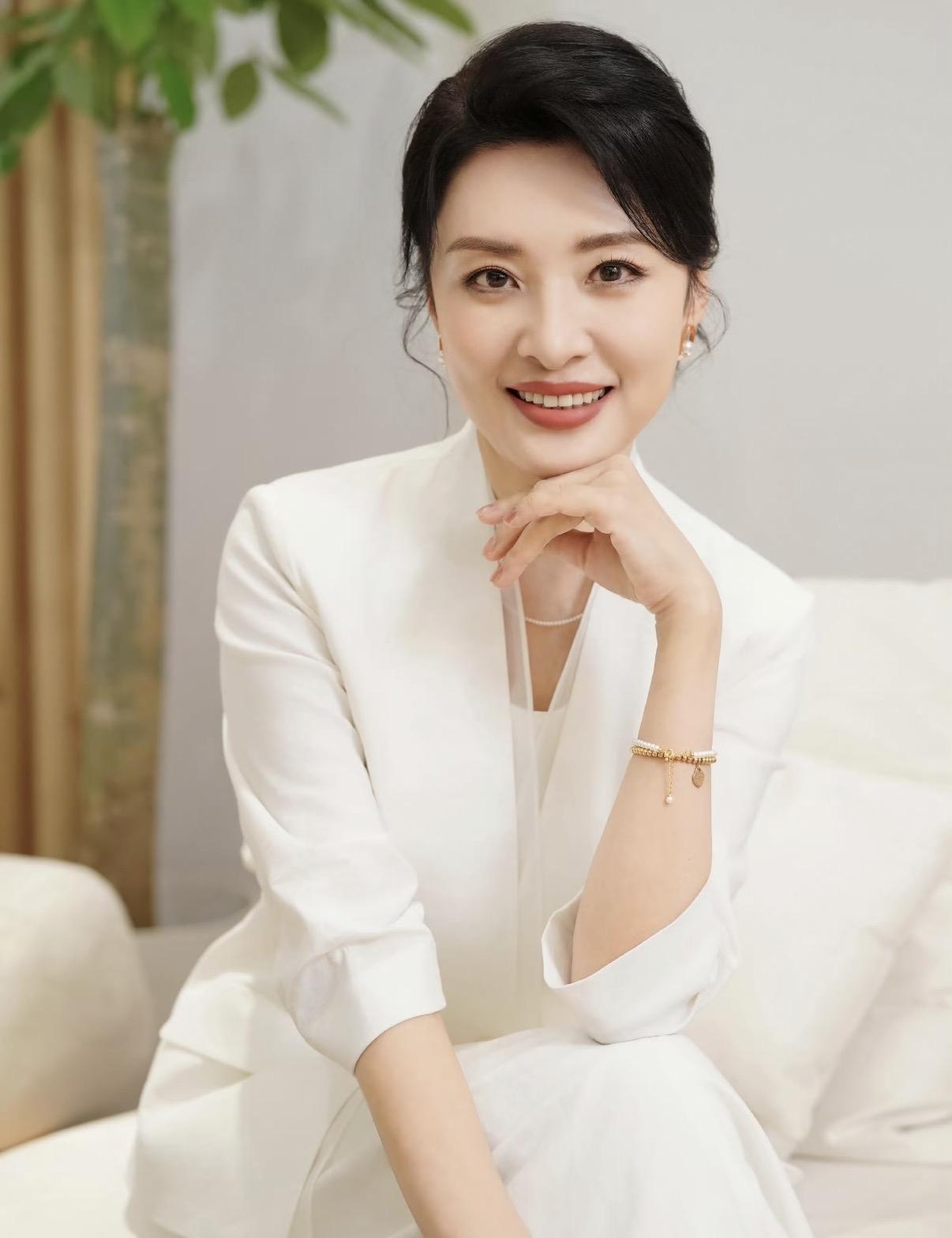 75岁的刘晓庆拍短剧我不意外，刘晓庆和小自己30岁的男演员拍吻戏，我也不自在