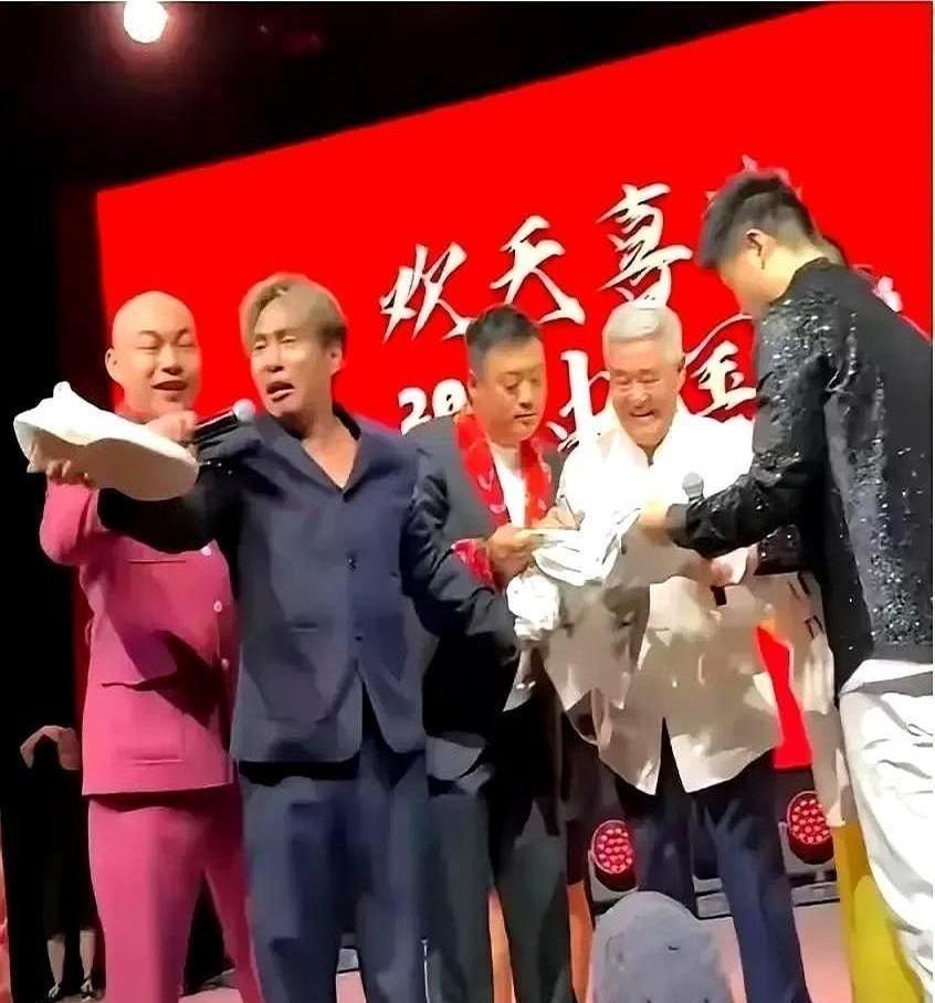 在新加坡，赵本山和宋小宝的演出，原本是一场愉快的表演，不料却被一只飞来的运动鞋打