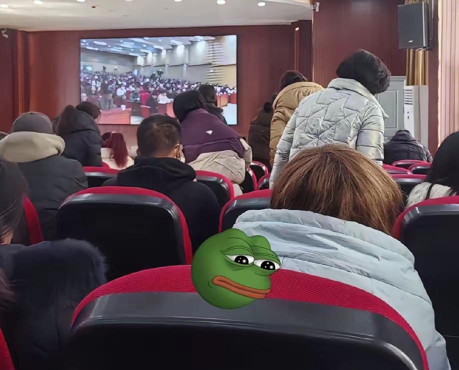 上午刚开完教职工大会，我彻底懵了，现在的老师真的太难当了。上面要求，开学不准催寒