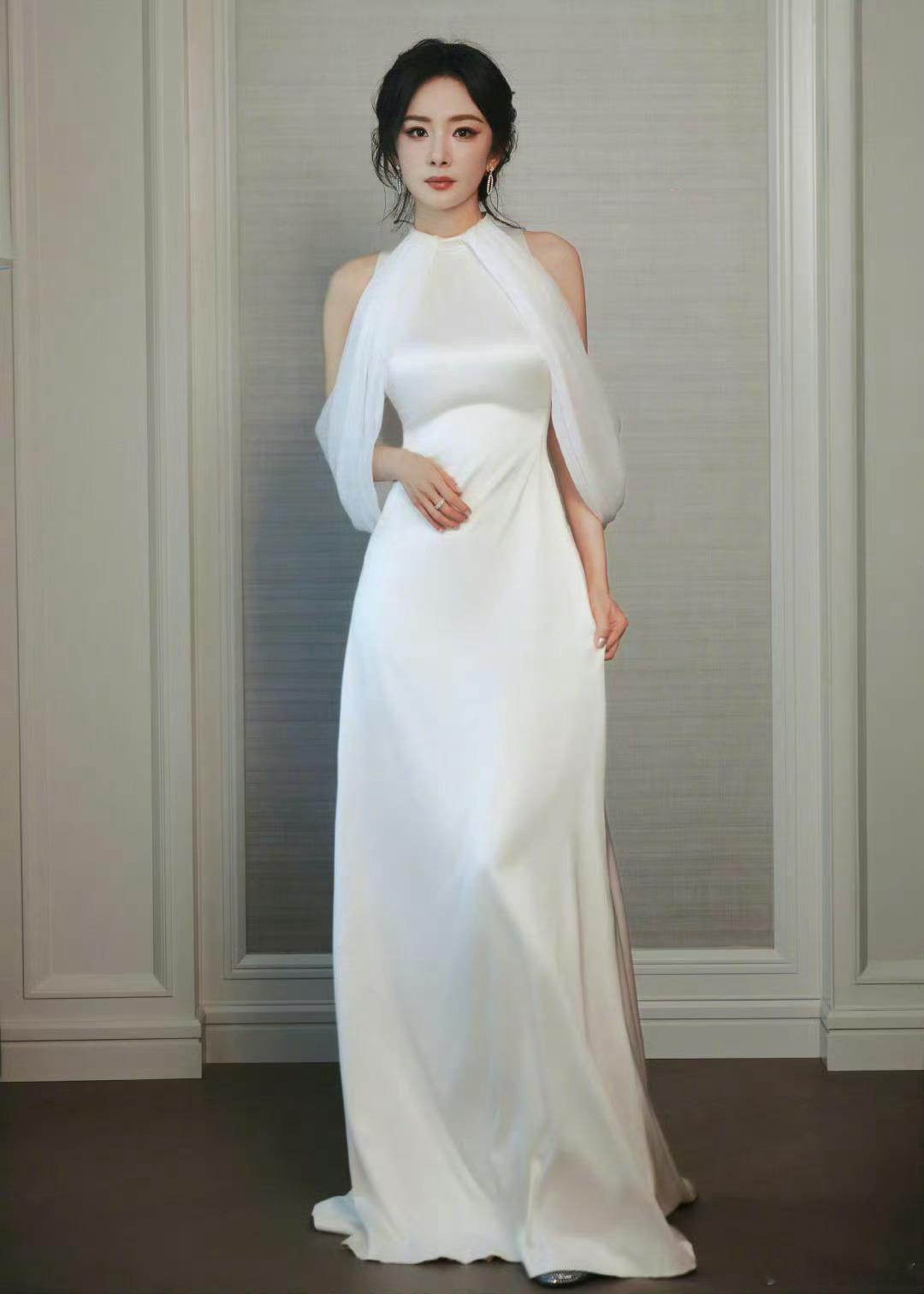 杨幂VOGUEfilm观影之夜带来第三套Loewe定制礼服[玫瑰]杨幂i