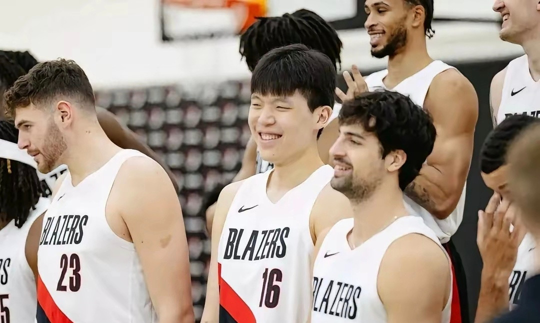 波特兰开拓者杨瀚森站C位参加开拓者队全家福拍摄，左边阿夫迪亚，右边克林根，球队