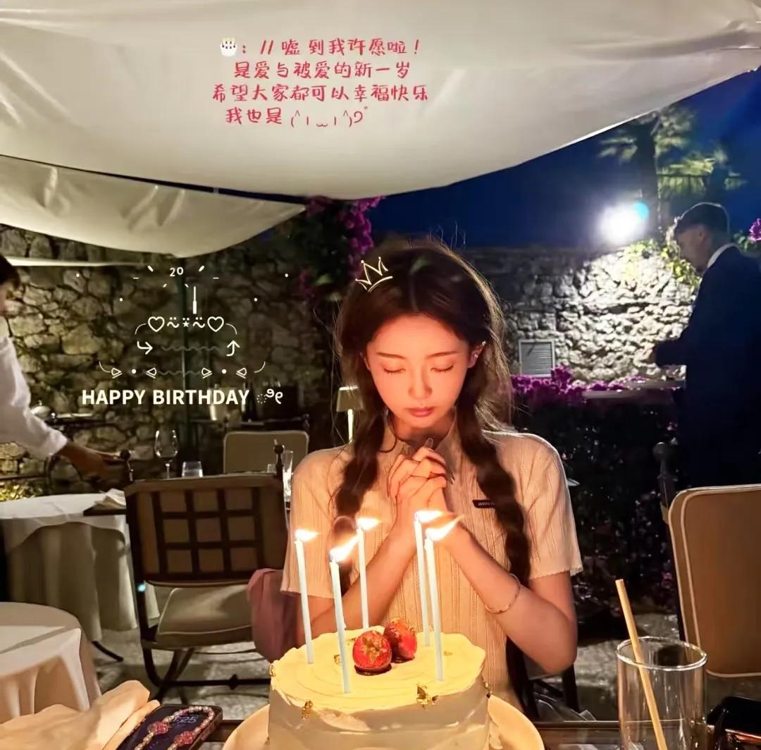 王思聪女友晒生日照片，王思聪还给她拍照，两人合影甜蜜十足！她们感情挺稳定的啊，感