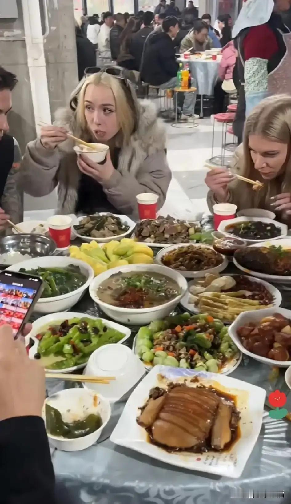 老外偶遇中国农村喜宴，一句询问被热情拉上桌，全程眼神变化看哭网友几个老外来