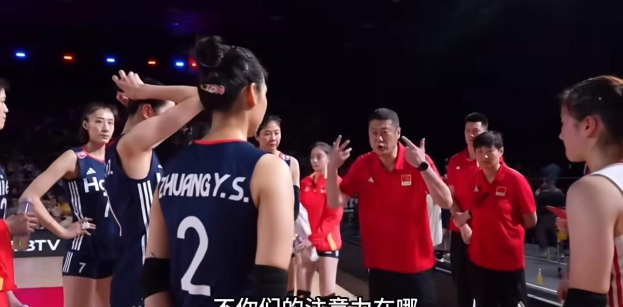严厉的班主任赵勇与慈爱的班长龚翔宇，暖心的同学们！打哥伦比亚女排那场，赵勇怒斥队