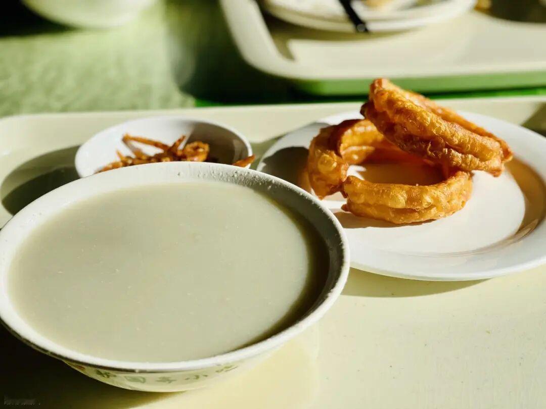 《中国最难吃的8大小吃！本地人当宝，外地人：这玩意儿能吃？》分别是老北京豆汁