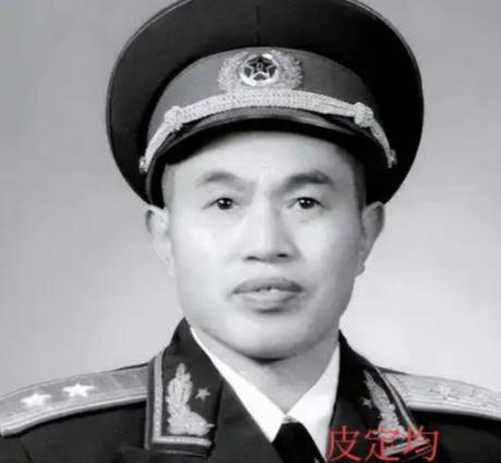 1940年，皮定均看上了女干部张烽，就让县长去说媒，张烽听说了县长的来意后，拒