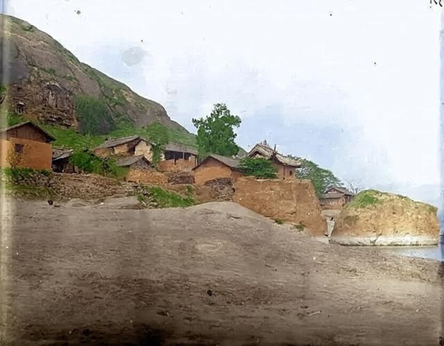 这是老照片里的四川广元皇泽寺，它嵌在临江的崖壁之上，一半是凿入山石的佛龛石窟，一