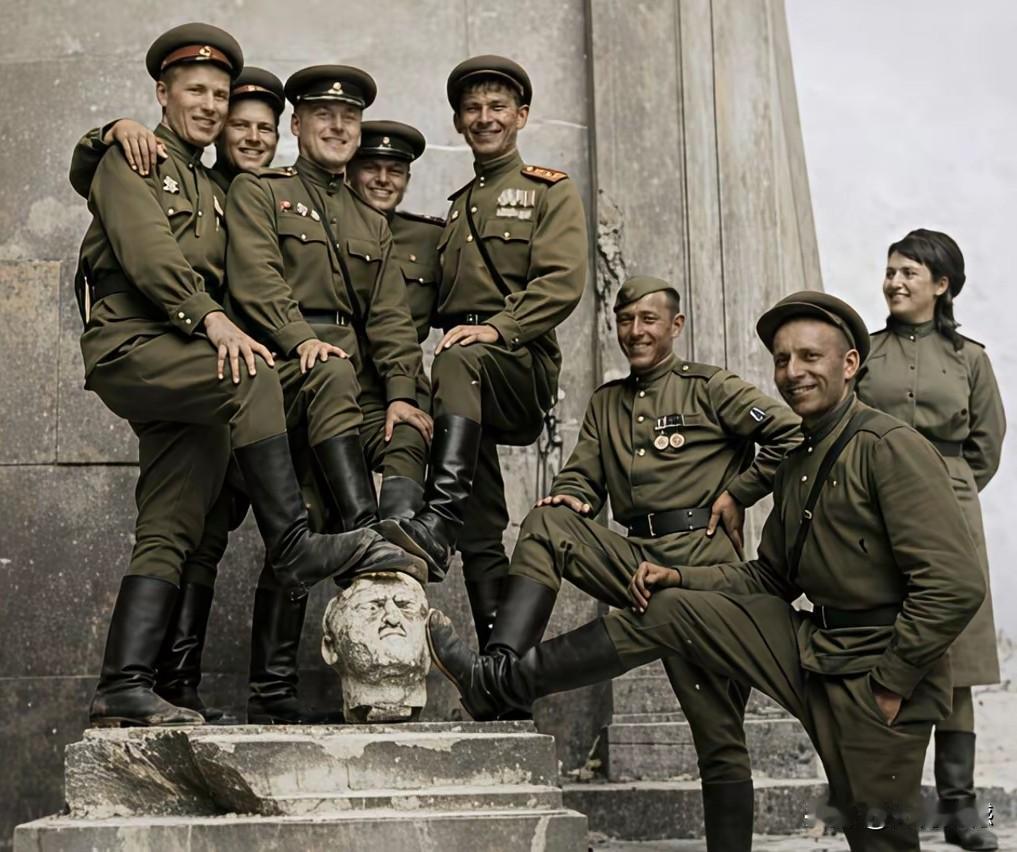 看这些军人的服装，应该是苏联红军，这应该是在第二次世界大战期间，他们攻入德国后，