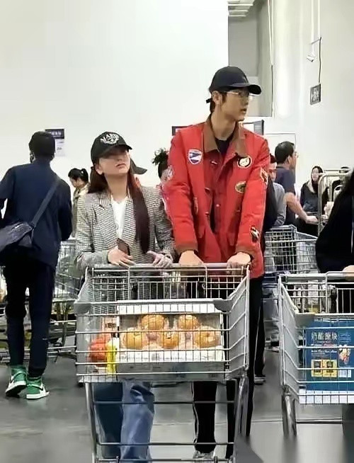 金莎这回算是把恋爱谈成了打工。她怎么也不会想到，带小男友逛个超市，镜头拍到的不是