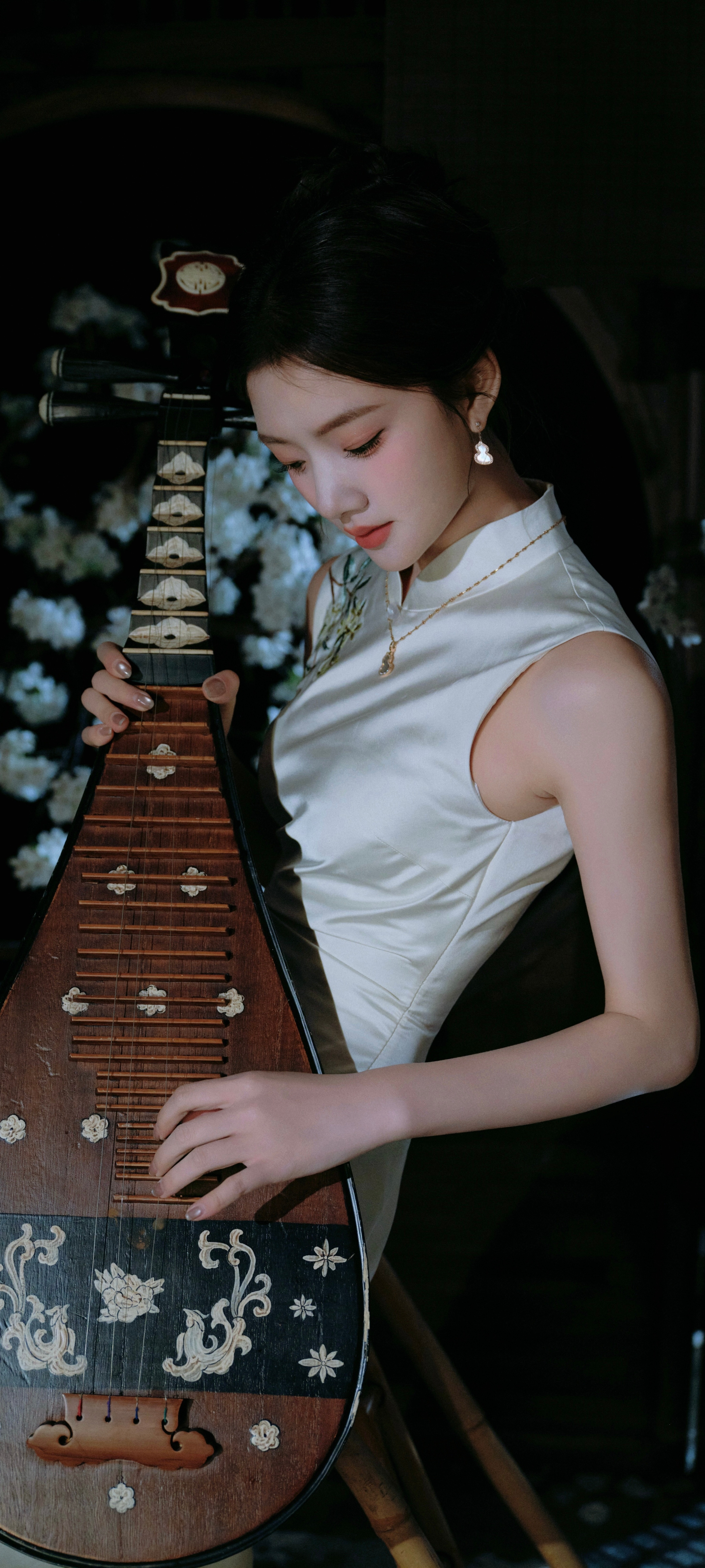 任敏穿搭壁纸，这一身白色旗袍，穿出了不一样的韵味。任敏