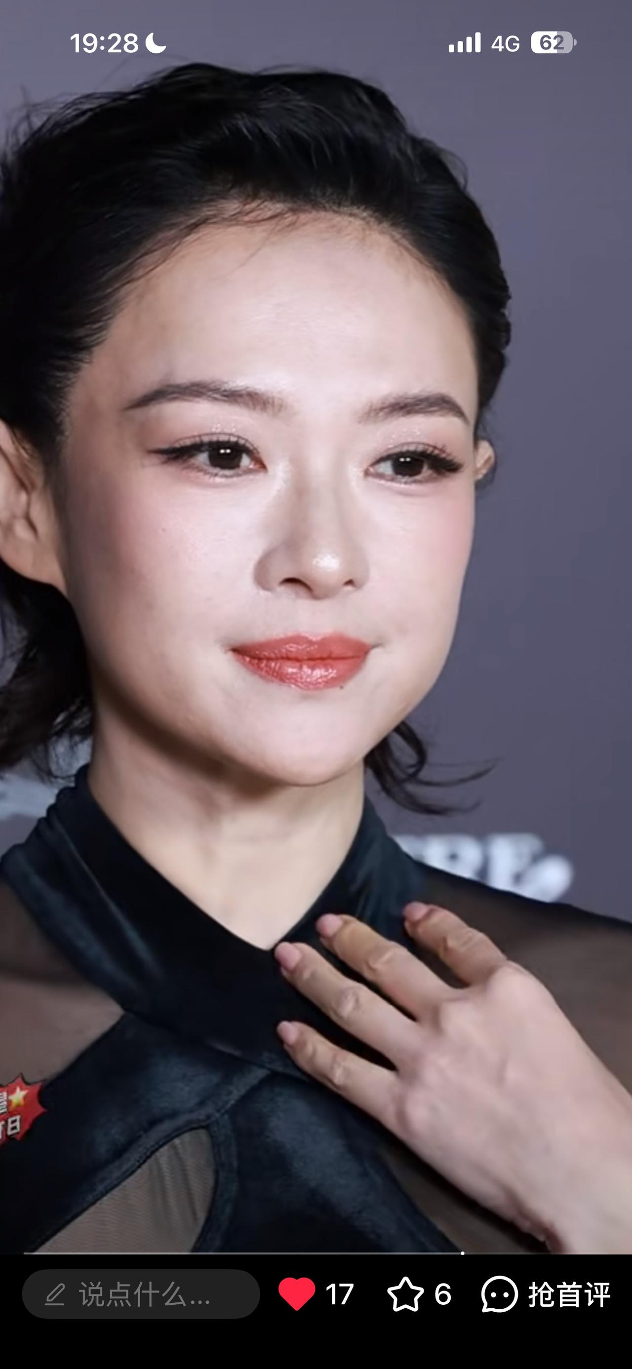 章子怡现身上海品牌活动，一袭黑丝绒长裙气场全开，高清生图曝光脸上没有一根皱纹