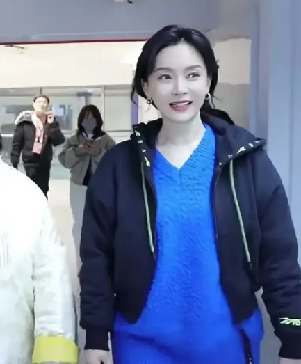 原来陈数现实中是长这样的，虽然不是很漂亮，但是韵味十足。[玫瑰][玫瑰][玫
