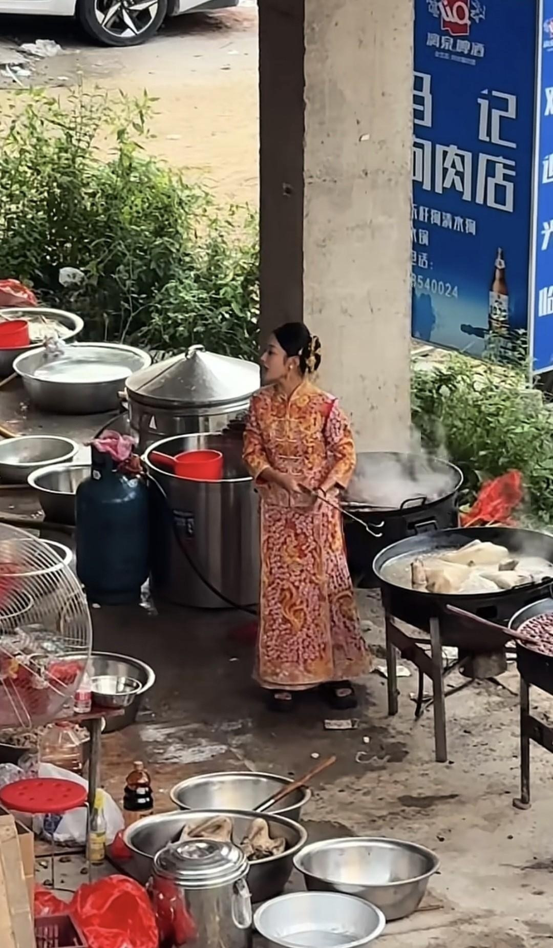 这婚结的，酒席还得自己来下厨