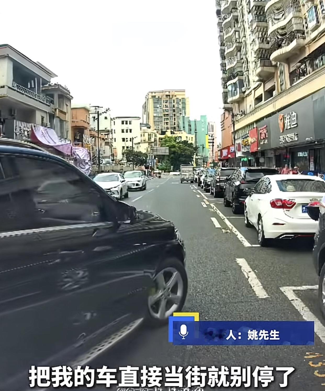 只因让道慢一点，奔驰男逼停前车，下车就是一顿狂砸！车头盖，前挡风玻璃，左右侧玻璃