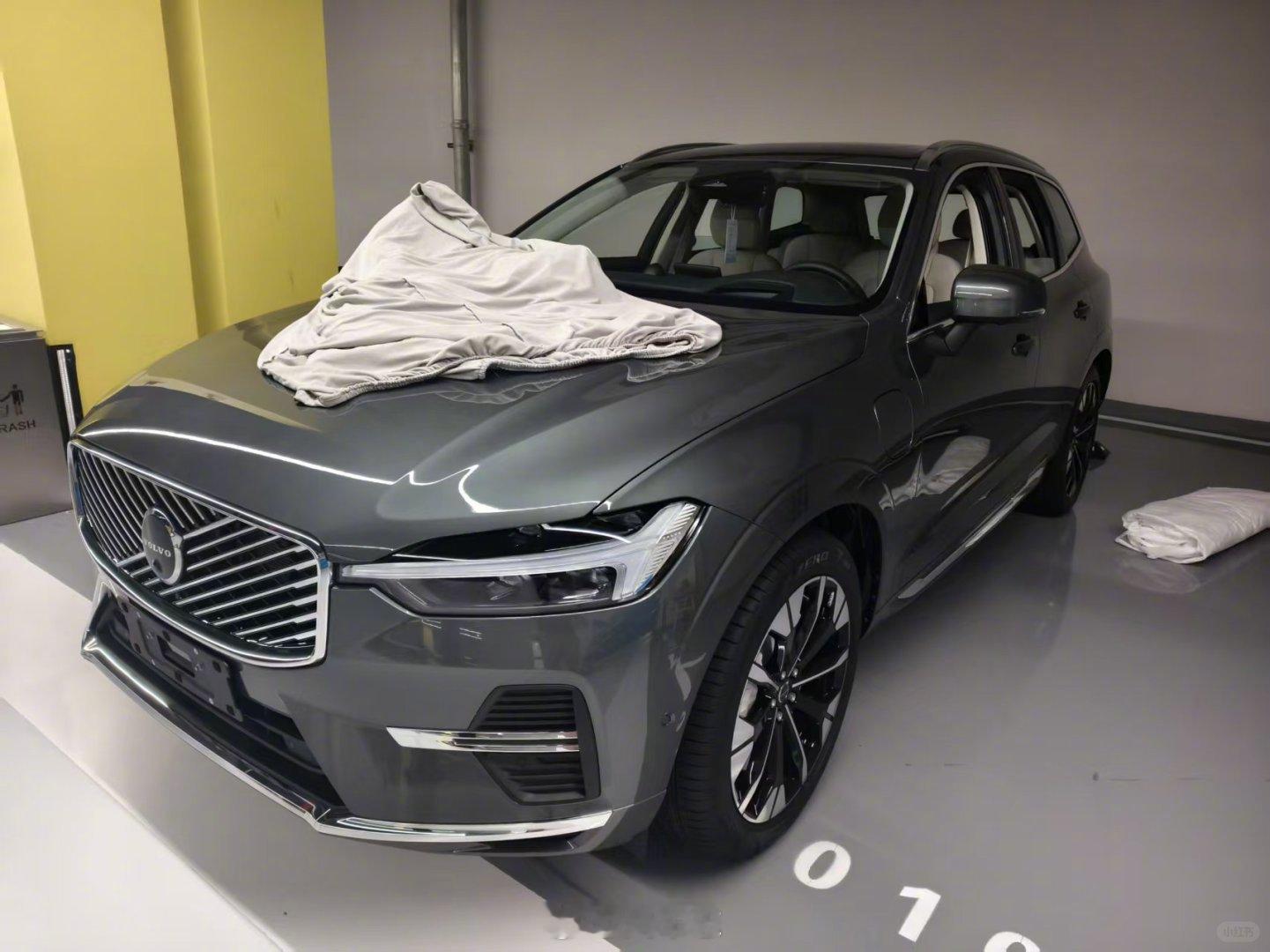 新XC60实车曝光～家族最新设计，参考新XC90，这颜色和轮毂也是新的，应该快要