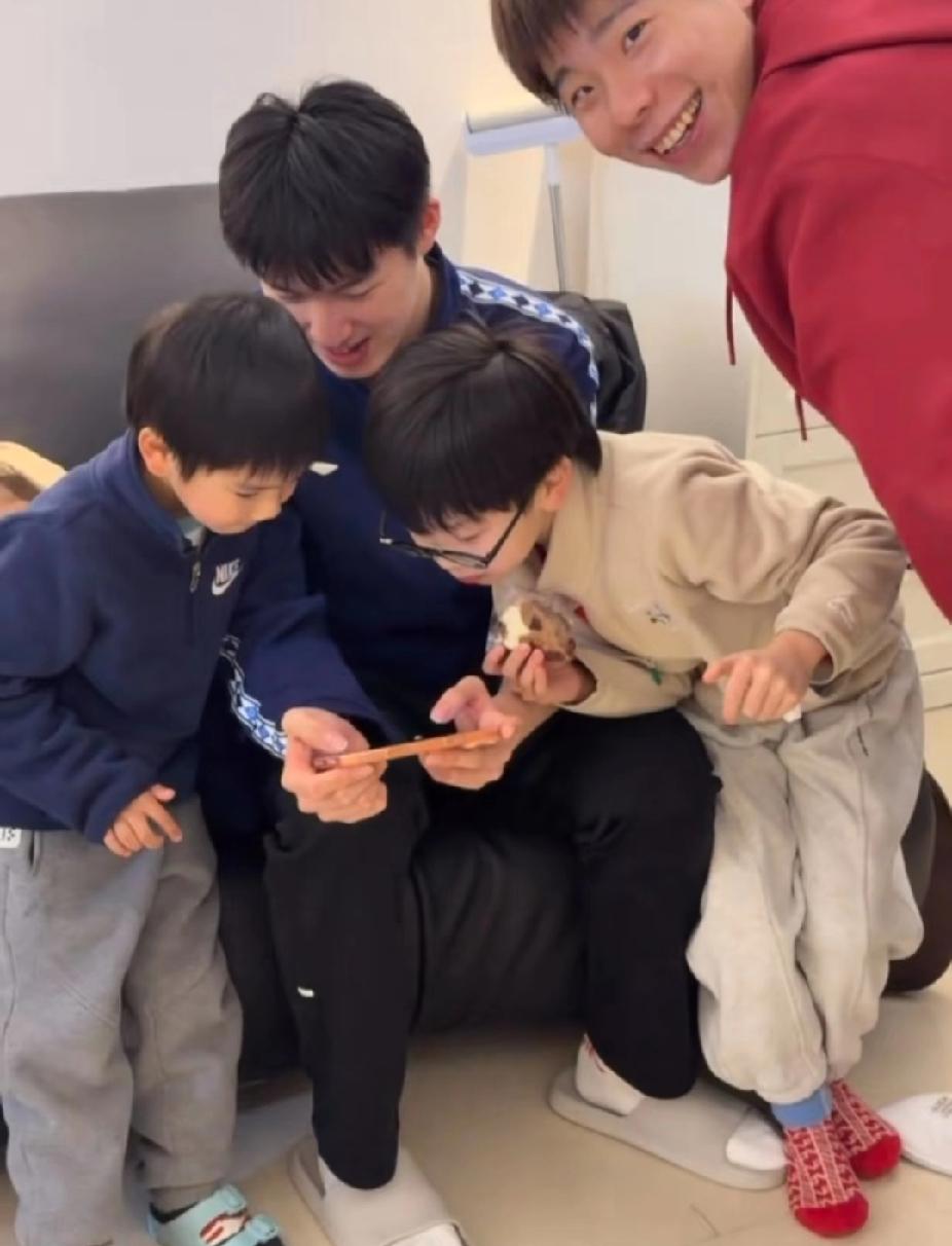 国乒队的神仙串门！温瑞博徐瑛彬带娃日常太有爱刚刷到这张图瞬间被暖到！新加坡