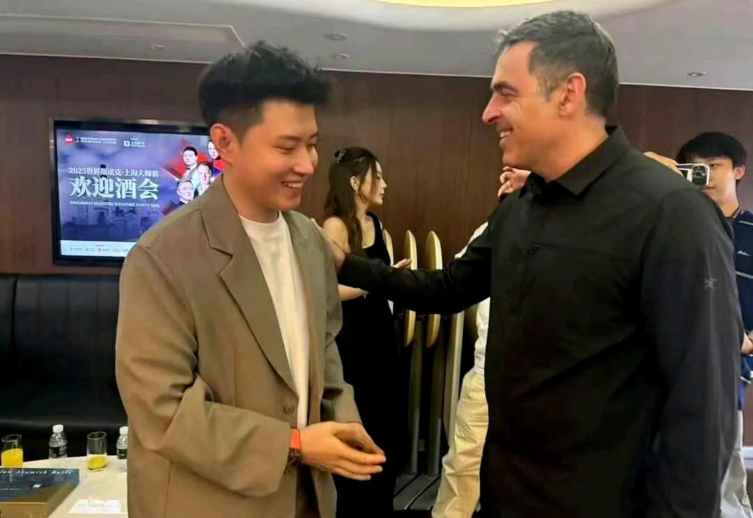 2025斯诺克上海大师赛，“师徒”再相遇。新科世锦赛冠军在苍穹霸主面前有点害羞，