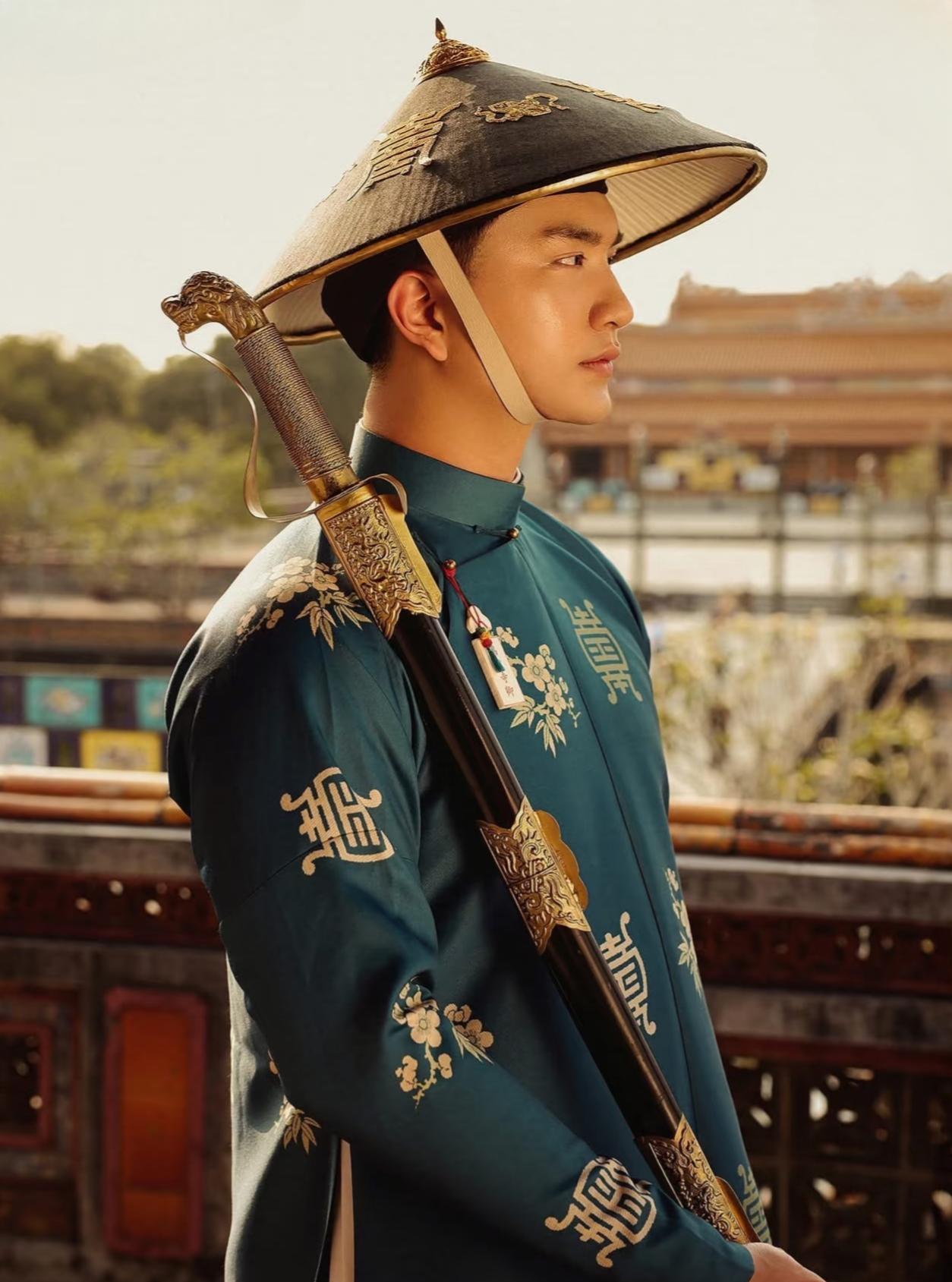 吴从周（？—1801年），为越南阮朝初期广南阮主的一位官员。他出生在平定府符吉县