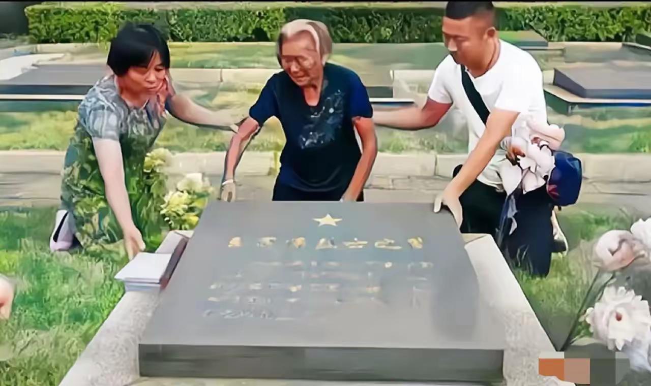 看哭了！一位73岁的老妇人到烈士陵园给丈夫扫墓，没想到在旁边一块墓碑上，竟看到了