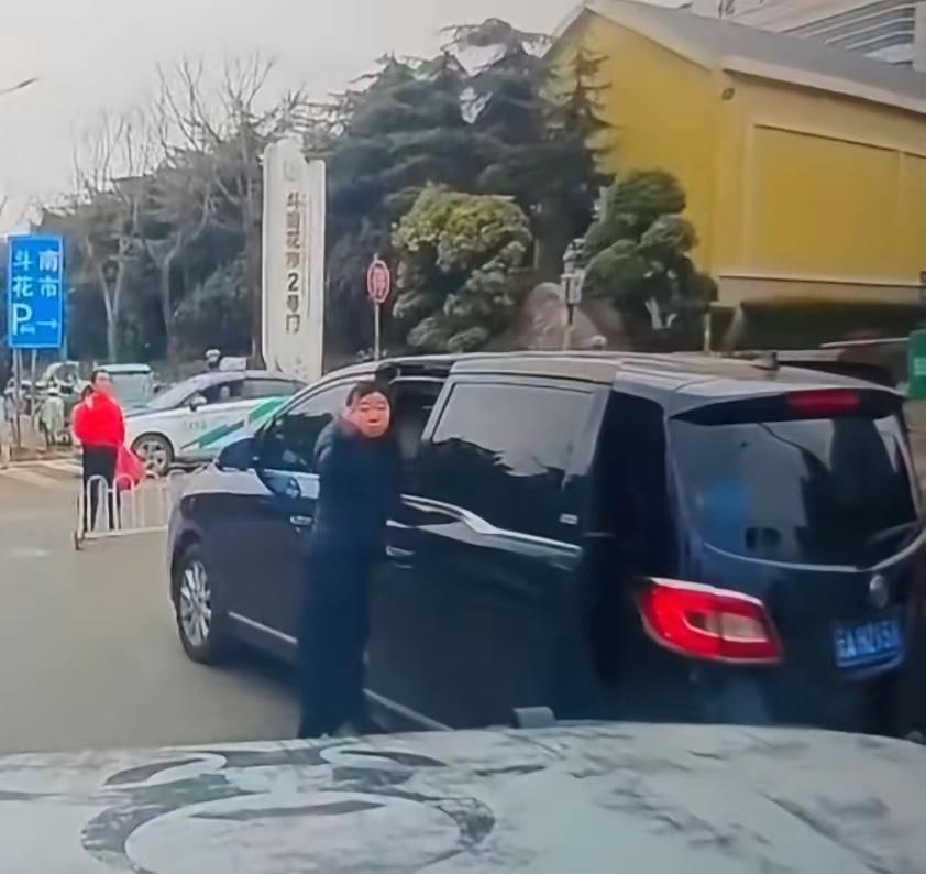 事实证明人是可以貌相的，竖中指的女司机真是标准的傅首尔长相！​大家可能忽略了一