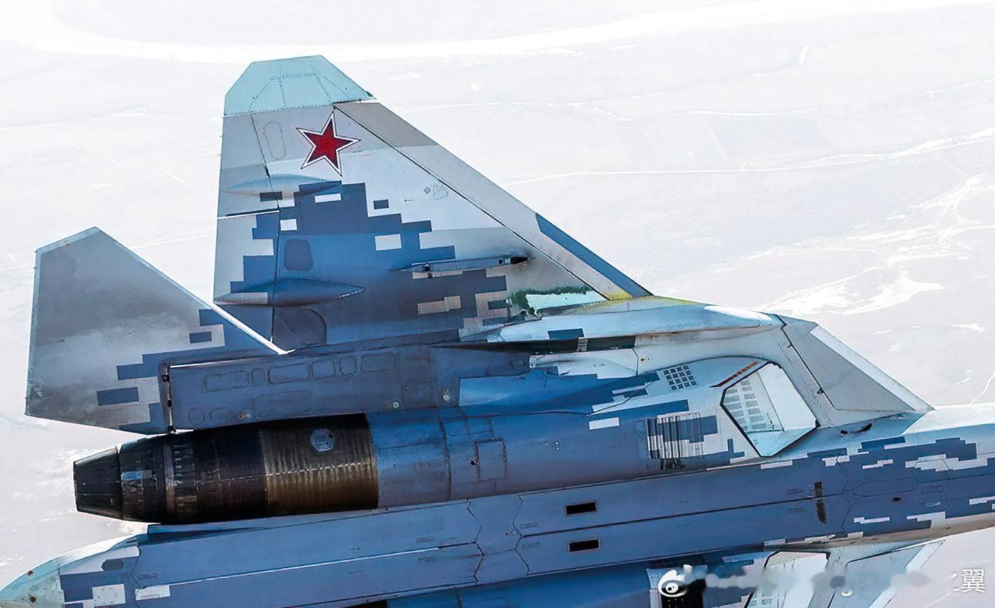 苏-57侧弹仓发射导弹后，尾焰对油漆烧蚀严重