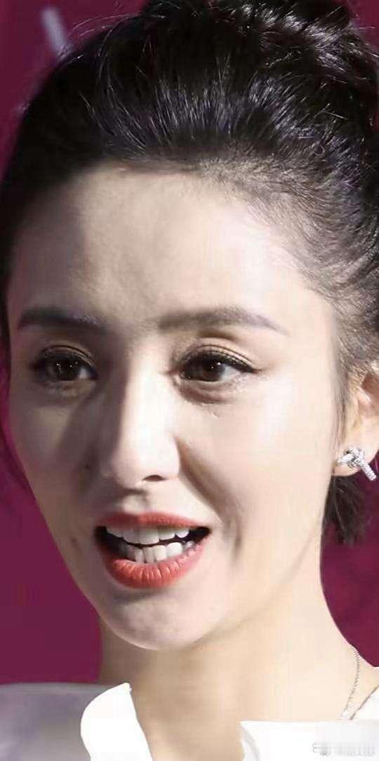 佟丽娅肌肤白皙透亮，体态端庄优雅，从容仪态尽显魅力，绝佳状态颜值在线，美得直击人