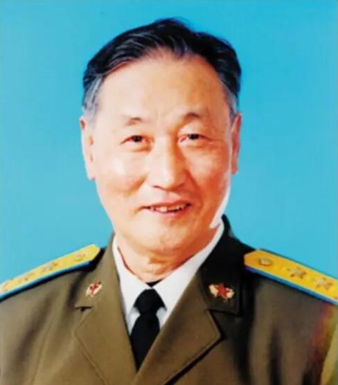 1951年，志愿军飞行员刘玉堤在返航途中，无意间发现，自己身下竟有一群黑压压的