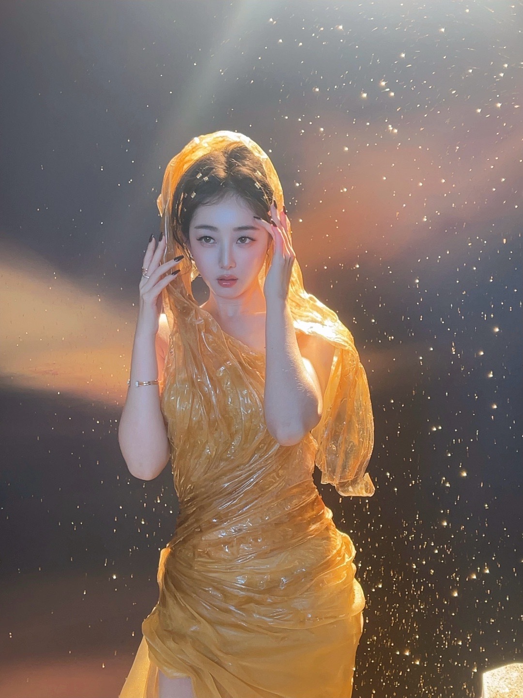 从发丝到裙摆都精致得无可挑剔，蒋梦婕用这身金色战袍证明了什么叫做真正的红毯女王！