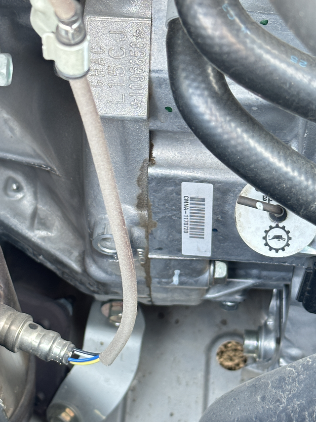 这是不是漏油半年九千公里，昨天加玻璃水看到的，联系4儿子店让我去店里，他给我清