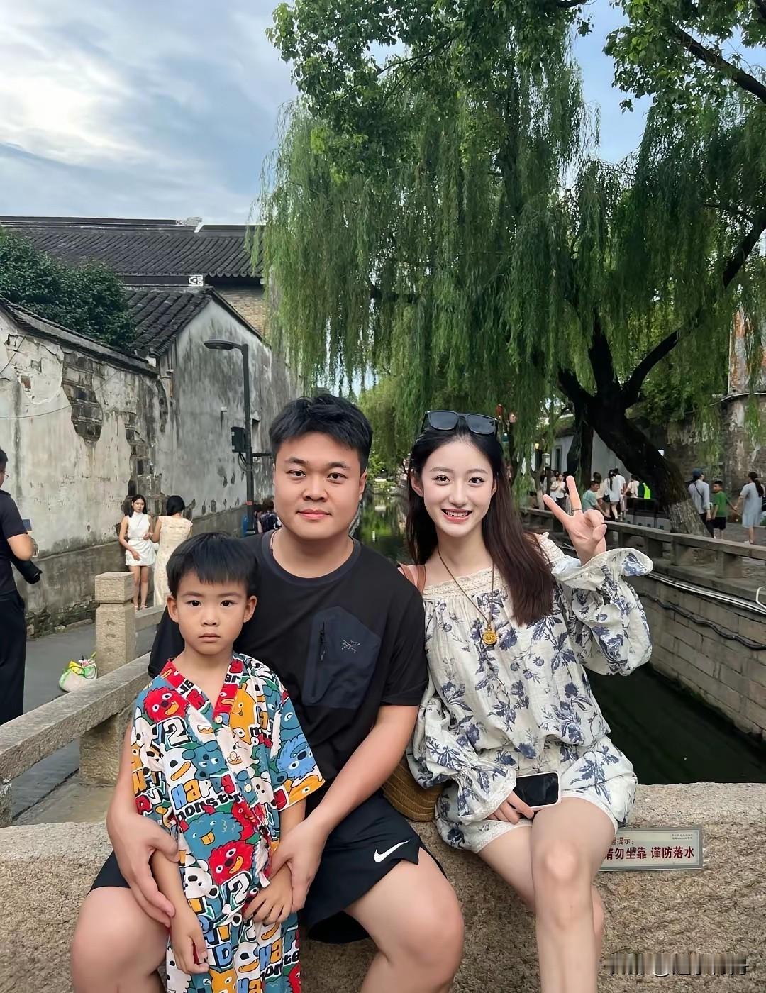 这男的估计家里有矿吧？虽然妈妈很漂亮但是爸爸严重拉低了颜值，小孩这长相有点浪费妈