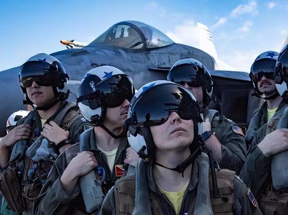 美国飞行员集体懵了！最近几个月，美军侦察机在南海空域转悠时，迎面而来的中国战