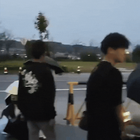 “万万没想到”学生不过点个外卖，保安居然抄起棍子就追，人家都掏手机报警了，他