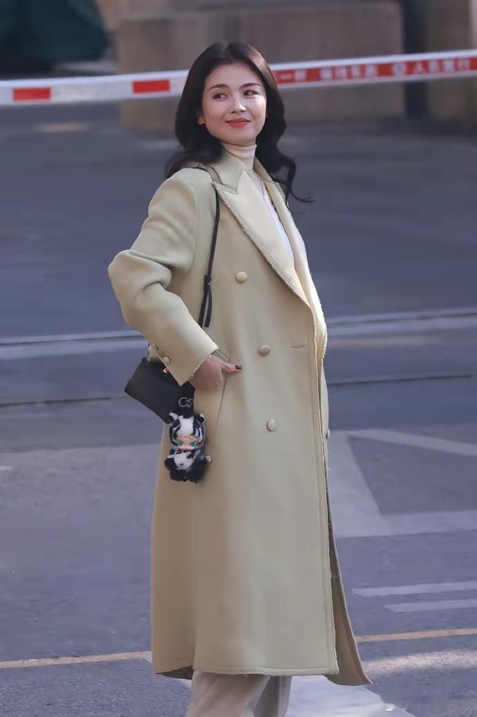 今天刘涛现身北京，她这回搭配的很有高级感，看上去特别的显年轻，像个很有青春之美的