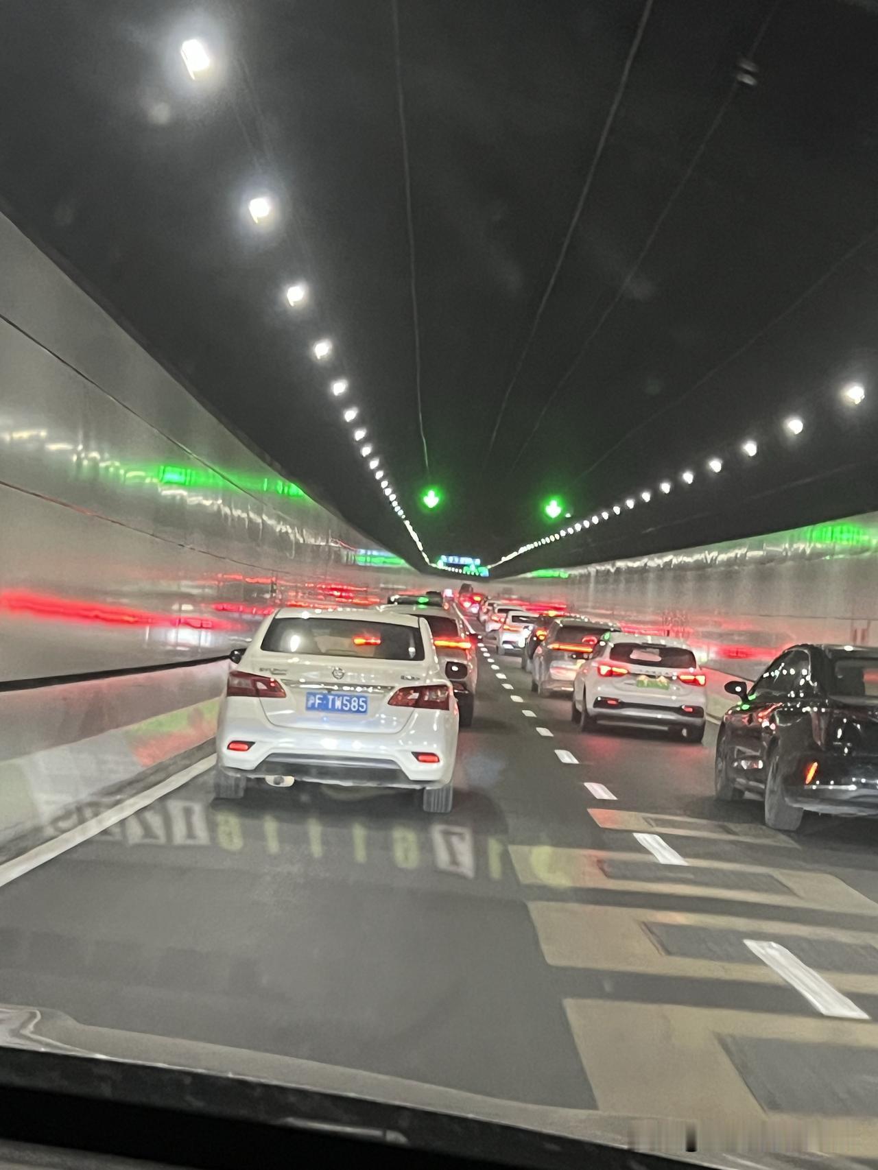 上海的江底隧道竟然是虚线，真是刘姥姥到了大观园，头一次见。所以虽然只有两车道，但