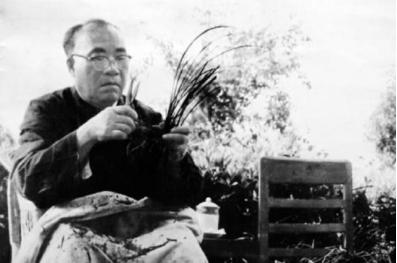 1929年，朱德和妻子正在吃饭，突然，十几个敌军踹门而入：“谁是朱德！”生死关头